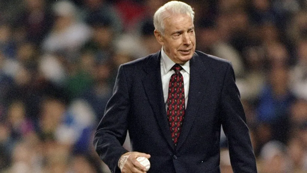 Baseball great Joe Dimaggio walks out to the pitchers mound to throw out the first pitch of the 1996 World Series Game One between the Atlanta Braves and the New York Yankees. (Source: Doug Pensinger /Allsport)