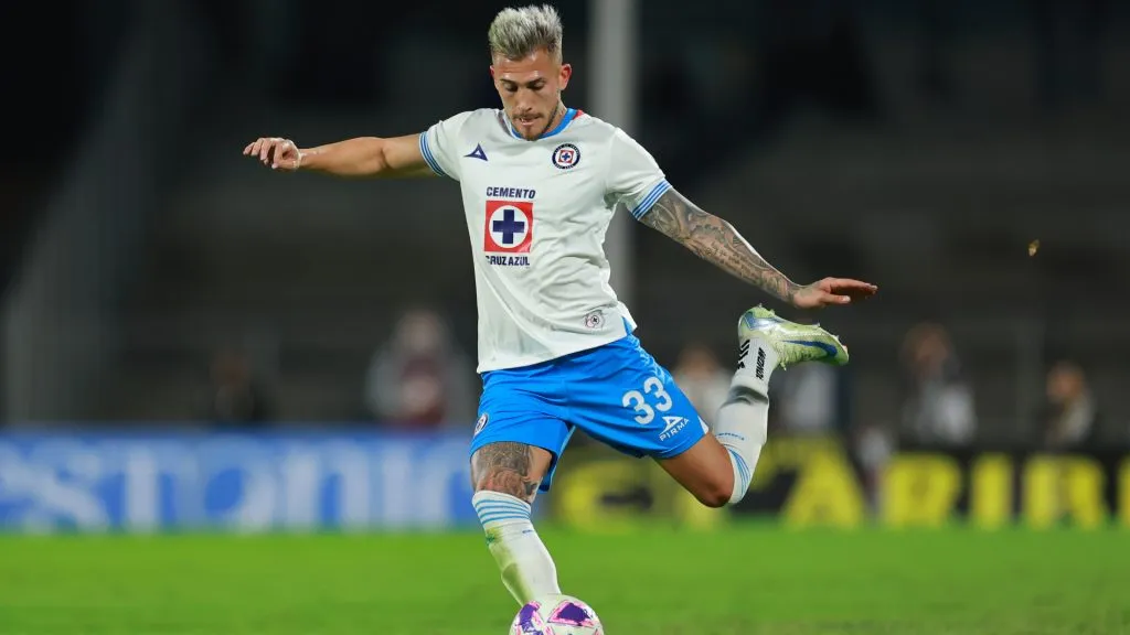 Gonzalo Piovi of Cruz Azul kicks the ball during the Liga MX’s 14th round match against Pumas UNAM. (Hector Vivas/Getty Images)
