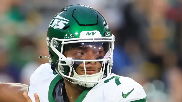 Justin Fields quarterback of the New York Jets