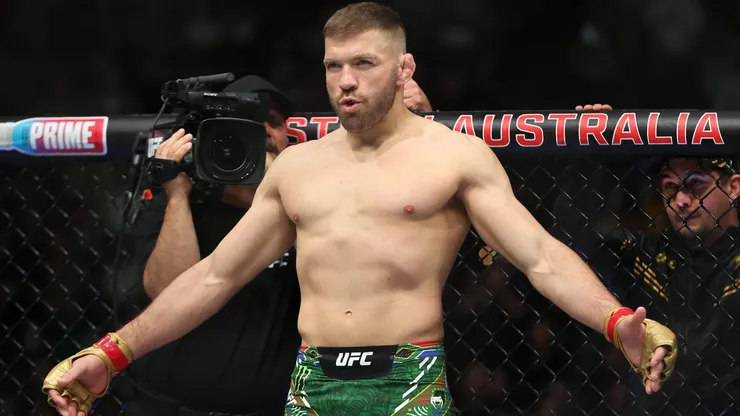 Dricus Du Plessis of South Africa prepares to fight Israel Adesanya of Nigeria in the Middleweight championship fight during UFC 305 at RAC Arena on August 18, 2024 in Perth, Australia.
