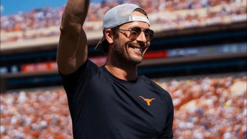 Glen Powell (Source: @glenpowellfacts)