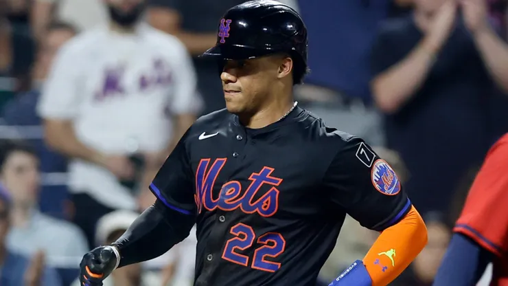 Juan Soto #22 of the New York Mets scores a run during the sixth inning.