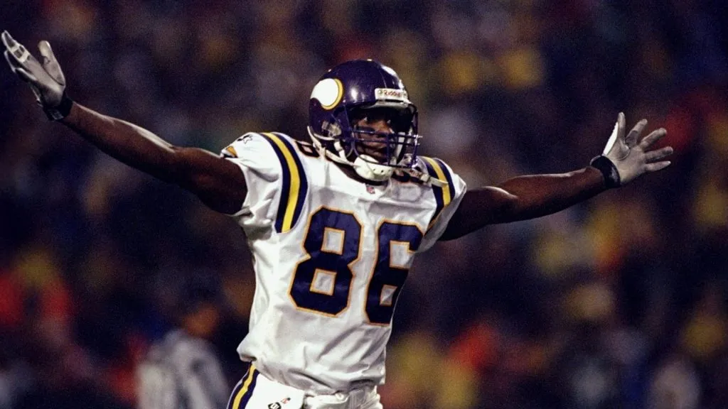 Wide receiver Jake Reed #86 of the Minnesota Vikings in action during a game against the Green Bay Packers in 1998. (Source: Getty Images)