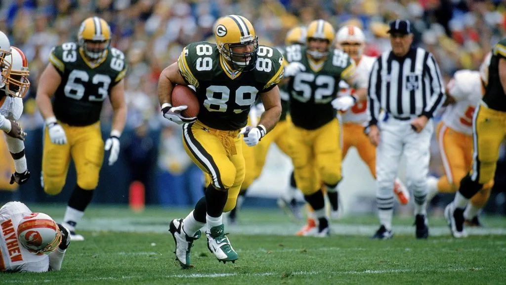 Mark Chmura #89 of the Green Bay Packers carries the ball during a game against the Tampa Bay Buccaneers in 1996. (Source: Getty Images)