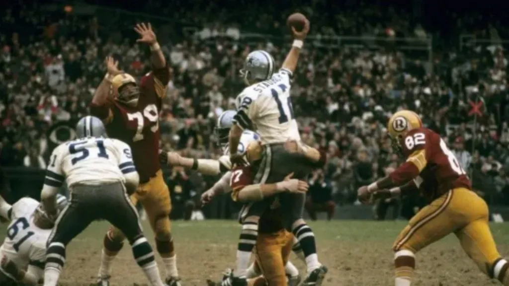 Roger Staubach under pressure. (Source: Getty Images)
