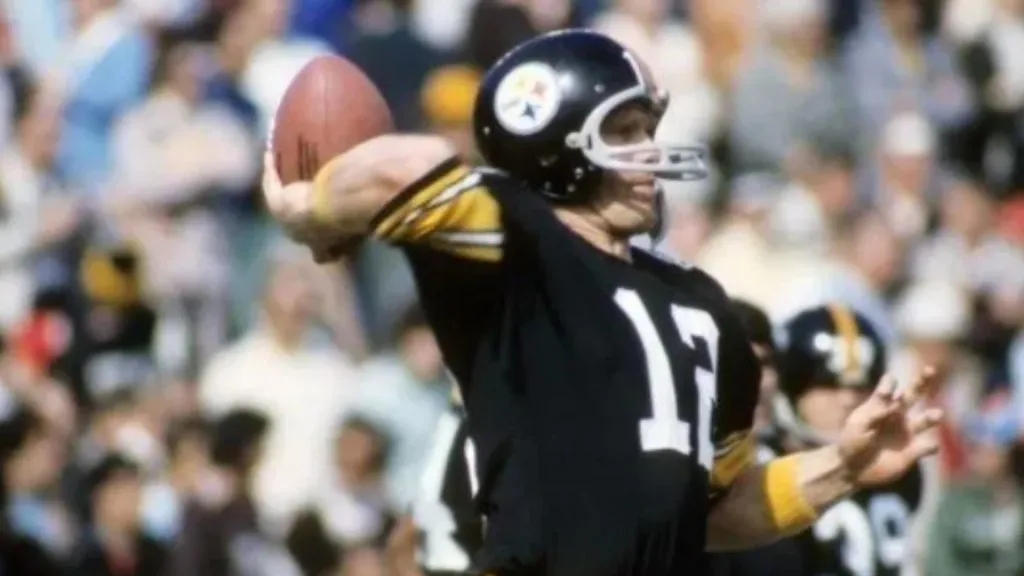 Terry Bradshaw throwing a pass (Source: Getty Images)