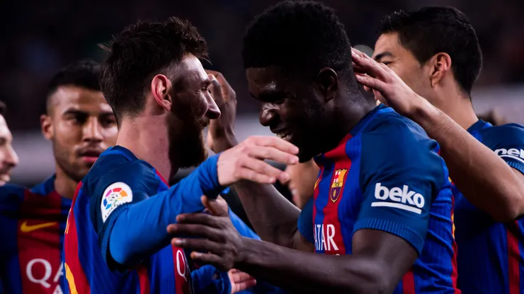 Samuel Umtiti (2nd R) of FC Barcelona celebrates with his teammate Lionel Messi (L) after scoring his team's fourth goal.