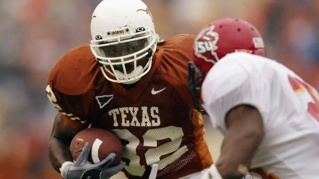 Running back Cedric Benson #32 of the Texas Longhorns carries the ball against the Iowa State Cyclones on October 26, 2002. (Source: Ronald Martinez/Getty Images)