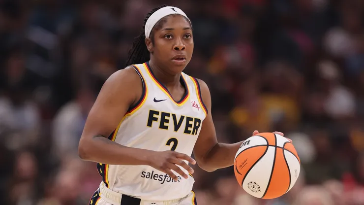 Aari McDonald #2 of the Indiana Fever dribbles against the Chicago Sky during the second half at the United Center on July 27, 2025.