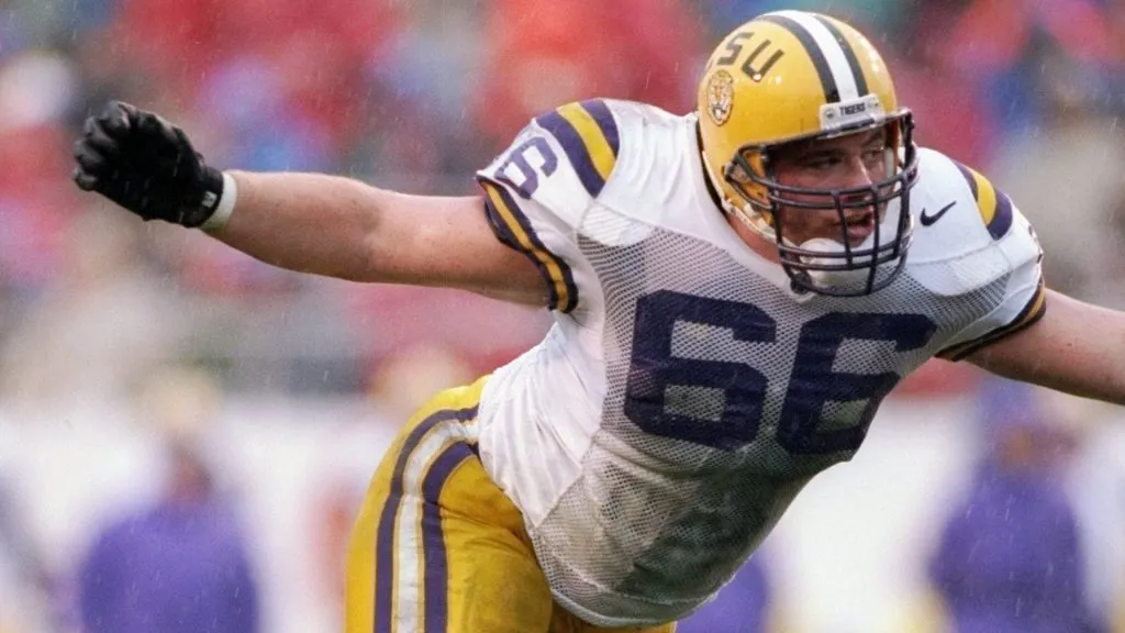 Offensive lineman Alan Faneca of the Louisiana State Tigers tries to make a block during a game against the Arkansas Razorbacks in 1996. (Source: Andy Lyons/Allsport)
