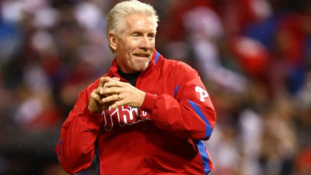 Former Philadelphia Phillie Mike Schmidt throws out the first pitch before Game Three of the 2009 MLB World Series at Citizens Bank Park on October 31, 2009. (Source: Chris McGrath/Getty Images)