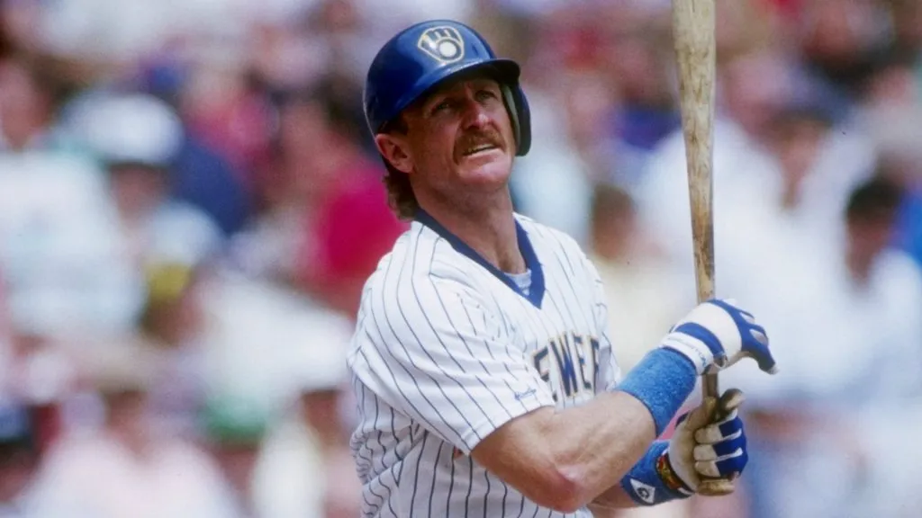 Shortstop Robin Yount of the Milwaukee Brewers holds the bat and looks up in 1989. (Source: Allsport / Getty Images)