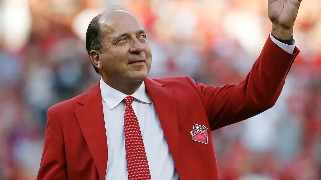 Former Cincinnati Reds player Johnny Bench waves to the crowd prior to the 86th MLB All-Star Game at the Great American Ball Park on July 14, 2015. (Source: Rob Carr/Getty Images)