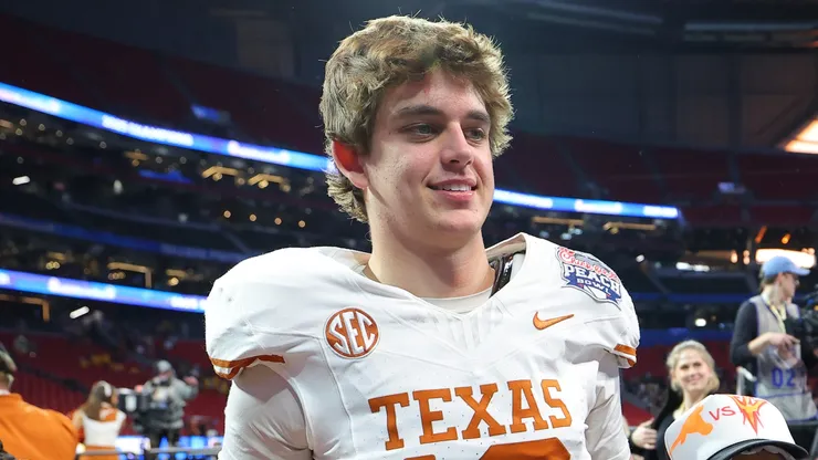 Arch Manning #16 of the Texas Longhorns