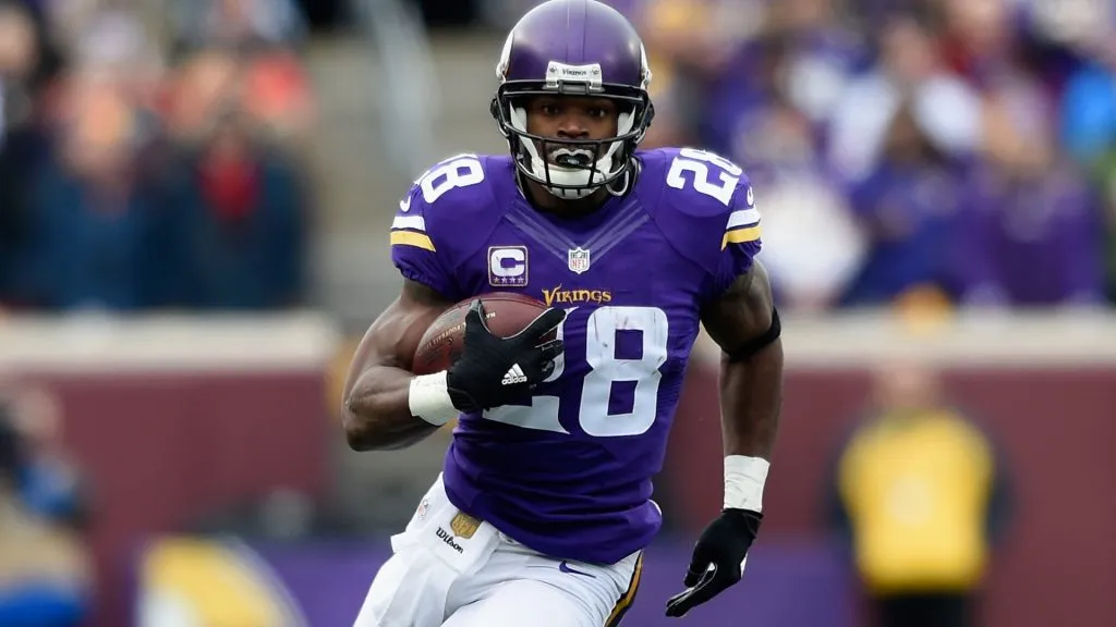 Adrian Peterson #28 of the Minnesota Vikings avoids a tackle by Shea McClellin #50 of the Chicago Bears during the first quarter of the game on December 20, 2015. (Source: Hannah Foslien/Getty Images)