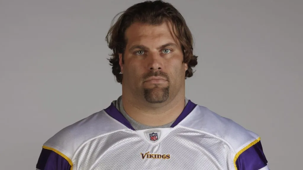 Steve Hutchinson of the Minnesota Vikings poses for his 2009 NFL headshot at photo day in Minneapolis. (Source: NFL Photos)