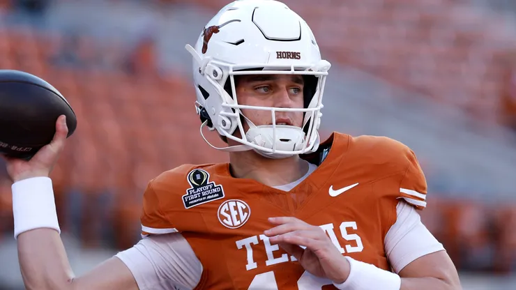 Arch Manning of the Texas Longhorns warms up prior to a game against the Clemson Tigers.