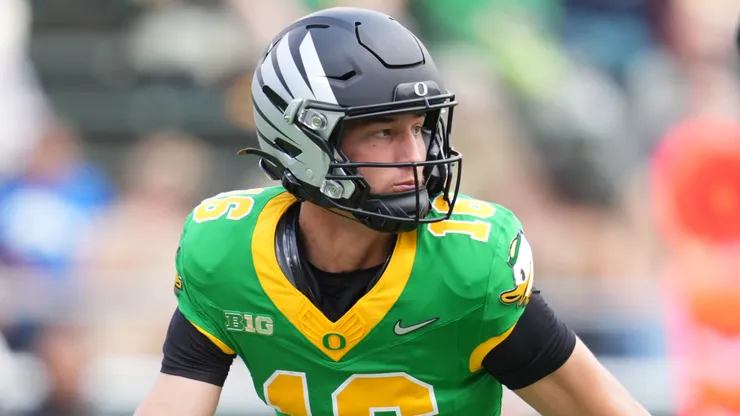 Austin Novosad #16 of the Oregon Ducks.