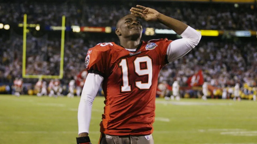 Keyshawn Johnson #19 of the Tampa Bay Buccaneers salutes the fans after the victory against the Oakland Raiders in Super Bowl XXXVII. (Source: Donald Miralle/Getty Images)
