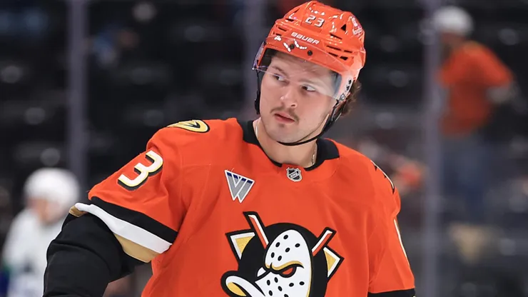 Mason McTavish skates for the Anaheim Ducks.