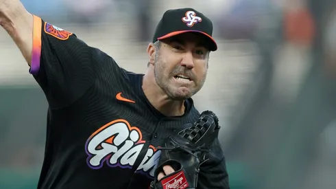 Justin Verlander #35 of the San Francisco Giants pitches against the Chicago Cubs.