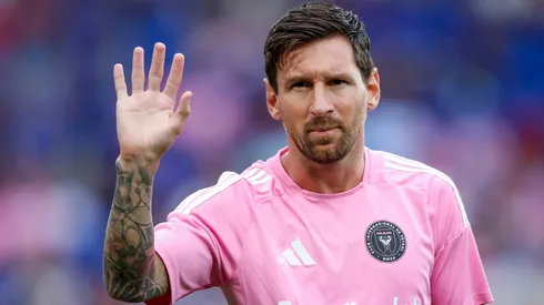 Lionel Messi waves to crowd.