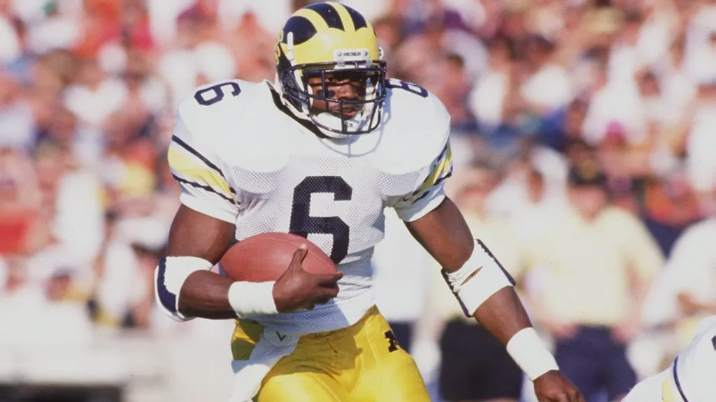 Tyrone Wheatley carries the football during the Wolverines 19-14 victory over the Illinois Fighting Illini in 1994. (Source: Getty Images)