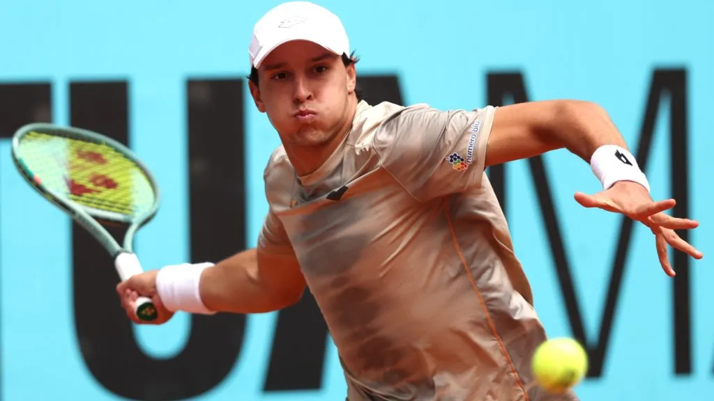 Luciano Darderi plays a forehand against Taylor Fritz during their 2nd Round match on Day Four of the Mutua Madrid Open. (Source: Clive Brunskill/Getty Images)