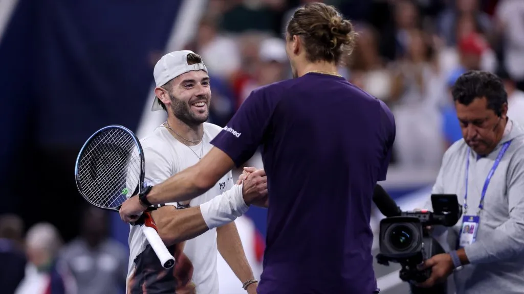 Alexander Zverev embraces Jacob Fearnley after their US Open game. (Matthew Stockman/Getty Images)
