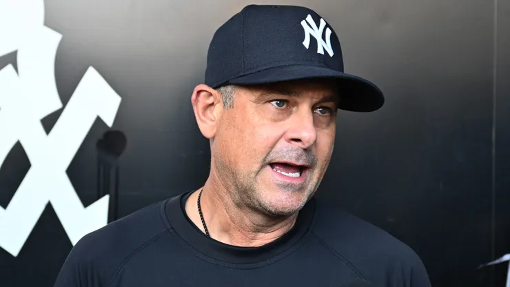 Aaron Boone speaks to the reporters.