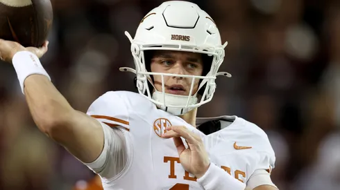Arch Manning #16 of the Texas Longhorns warms up.