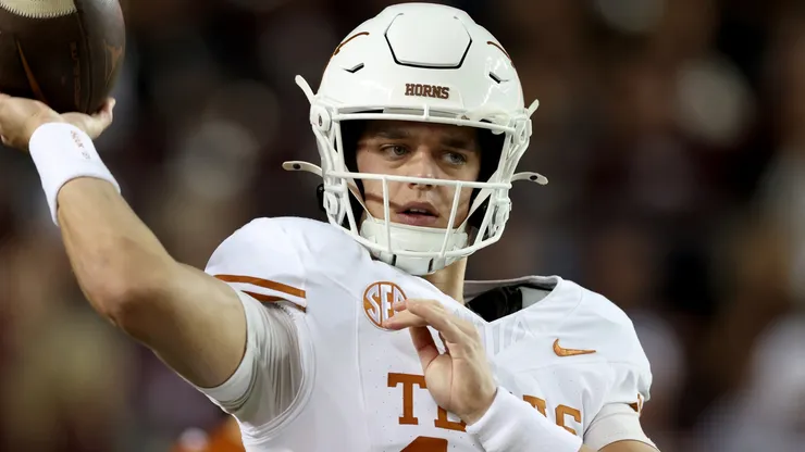 Arch Manning #16 of the Texas Longhorns warms up.