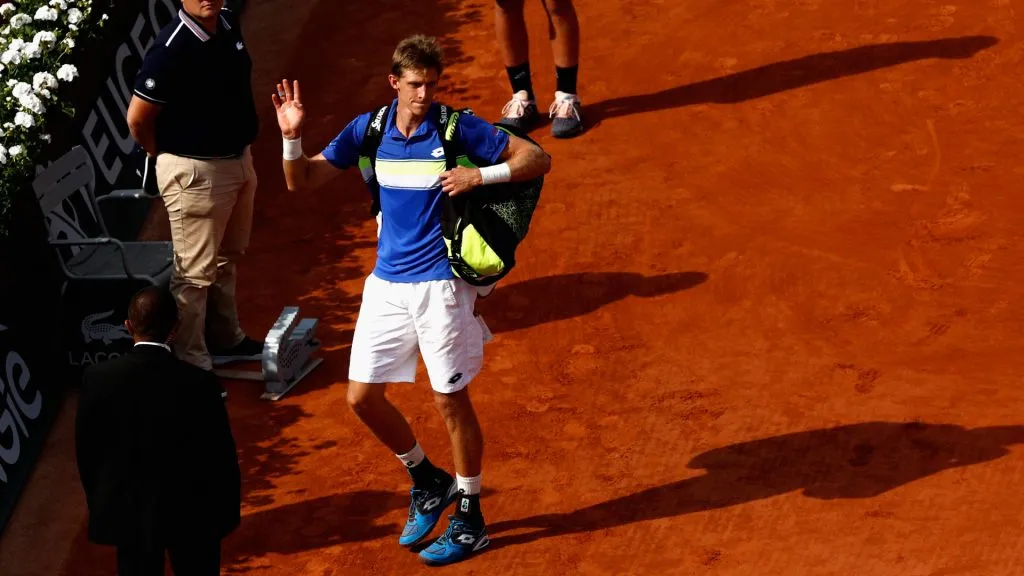 Kevin Anderson leaves the court after retiring against Marcin Cilic at 2017 Roland Garros. (Adam Pretty/Getty Images)