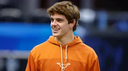 Arch Manning #16 of the Texas Longhorns warms up