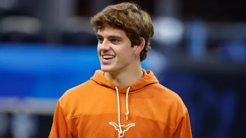 Arch Manning #16 of the Texas Longhorns warms up