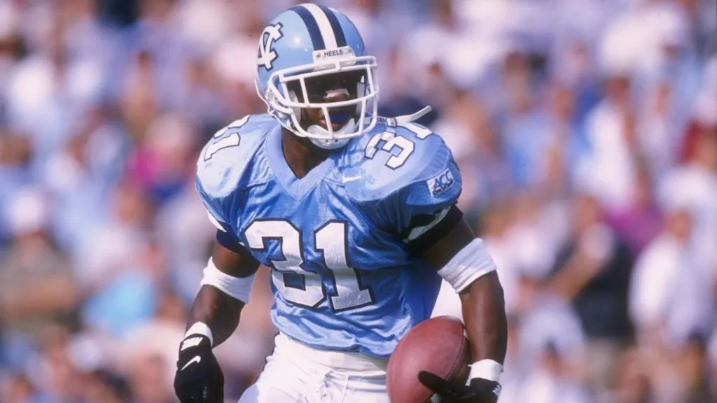 Dre’ Bly looks up field as he makes a cut to the outside while running with the football following an interception in 1996. (Source: Getty Images)