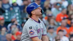 Pete Alonso #20 of the New York Mets watches his solo home run.