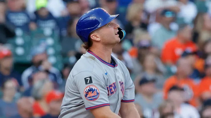 Pete Alonso #20 of the New York Mets watches his solo home run.