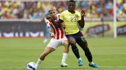 ulio Enciso of Paraguay and Moises Caicedo of Ecuador battle for the ball.