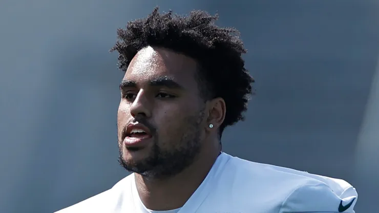 Alijah Vera-Tucker of the Jets