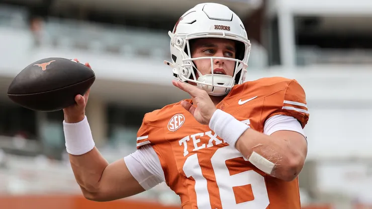 Arch Manning #16 of the Texas Longhorns warms up.