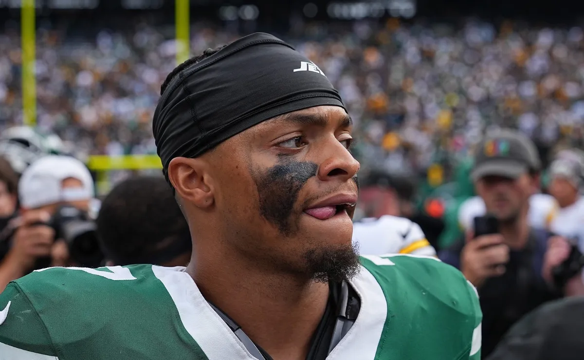 Breece Hall sends strong message about Justin Fields after Jets fall at ...