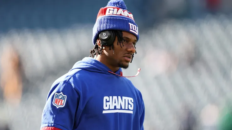 Malik Nabers #1 of the New York Giants warms up.