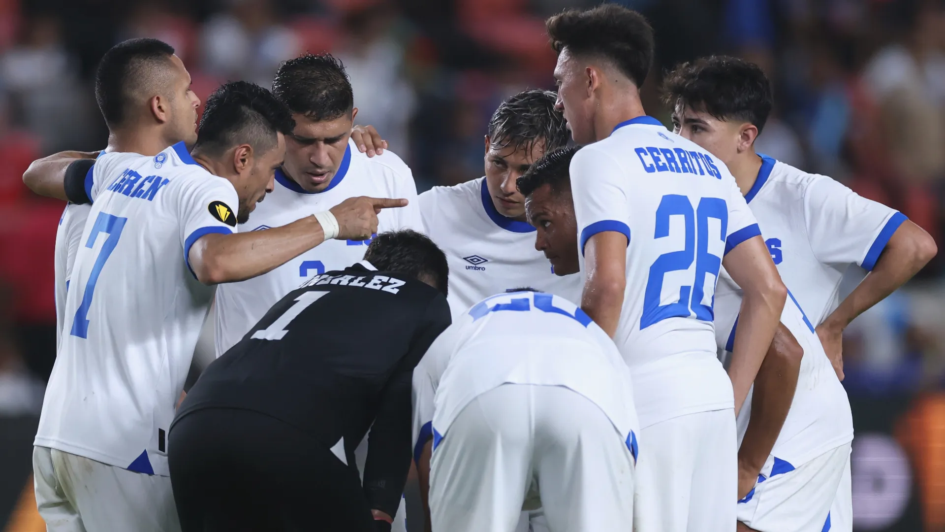 El Salvador players talking during the halftime