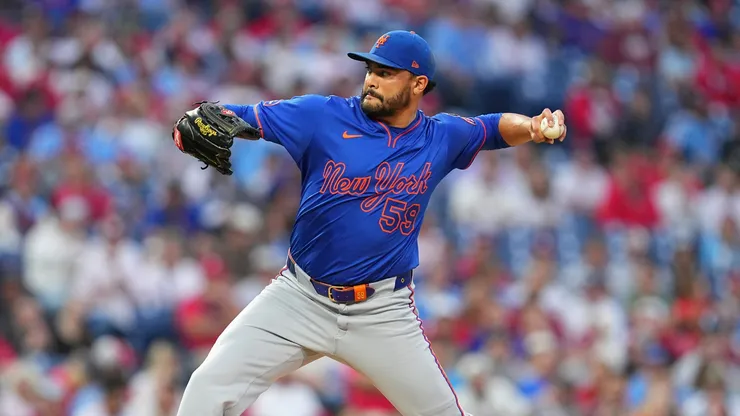 Sean Manaea #59 of the New York Mets throws a pitch.