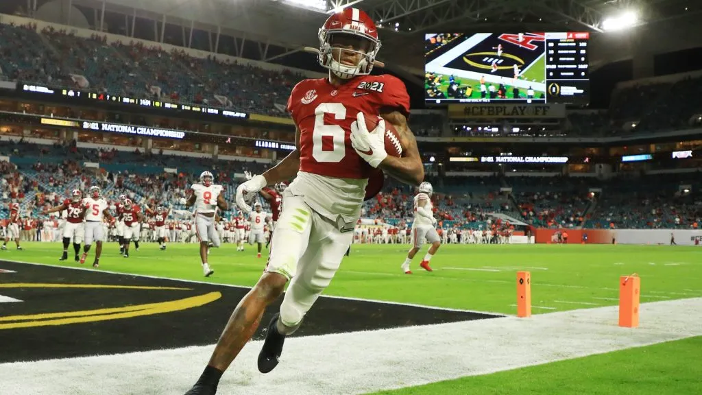 DeVonta Smith #6 of the Alabama Crimson Tide in 2021. (Source: Mike Ehrmann/Getty Images)