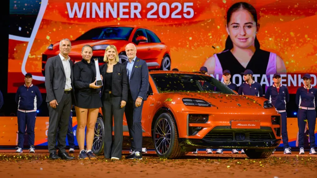 Anke Huber handed the trophy to Jelena Ostapenko at the WTA Stuttgart. (Christian Kaspar-Bartke/Getty Images)