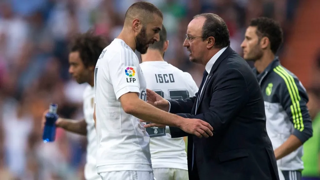 Rafa Benitez speaks with Karim Benzema during his time with Real Madrid. (Arroyo Moreno/Getty Images)