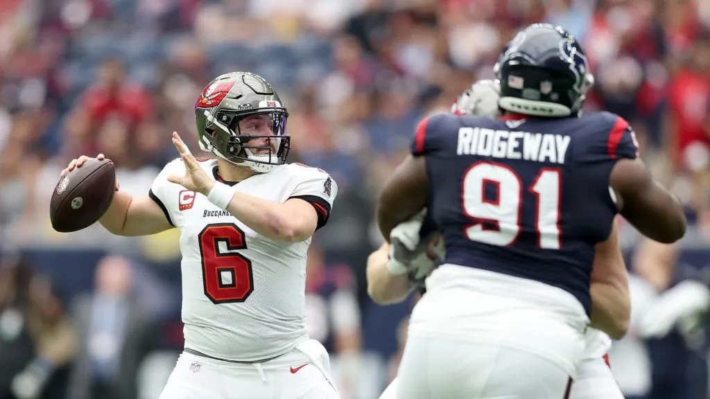 Baker Mayfield throws a pass vs the Texans