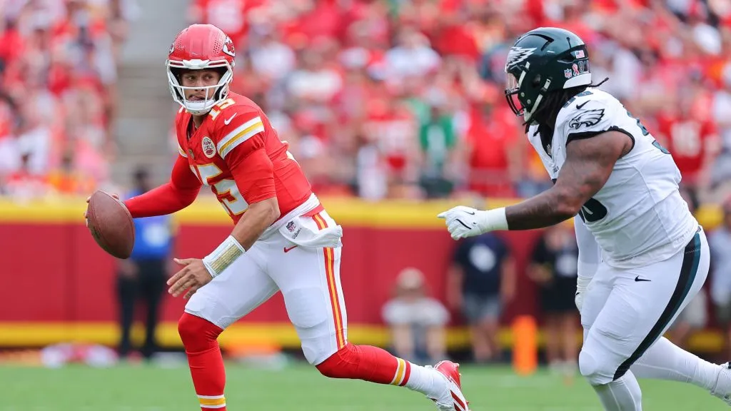 Patrick Mahomes scrambles against the Eagles.